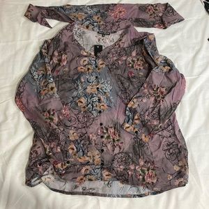 Tolani collection printed top w/ handkerchief hem